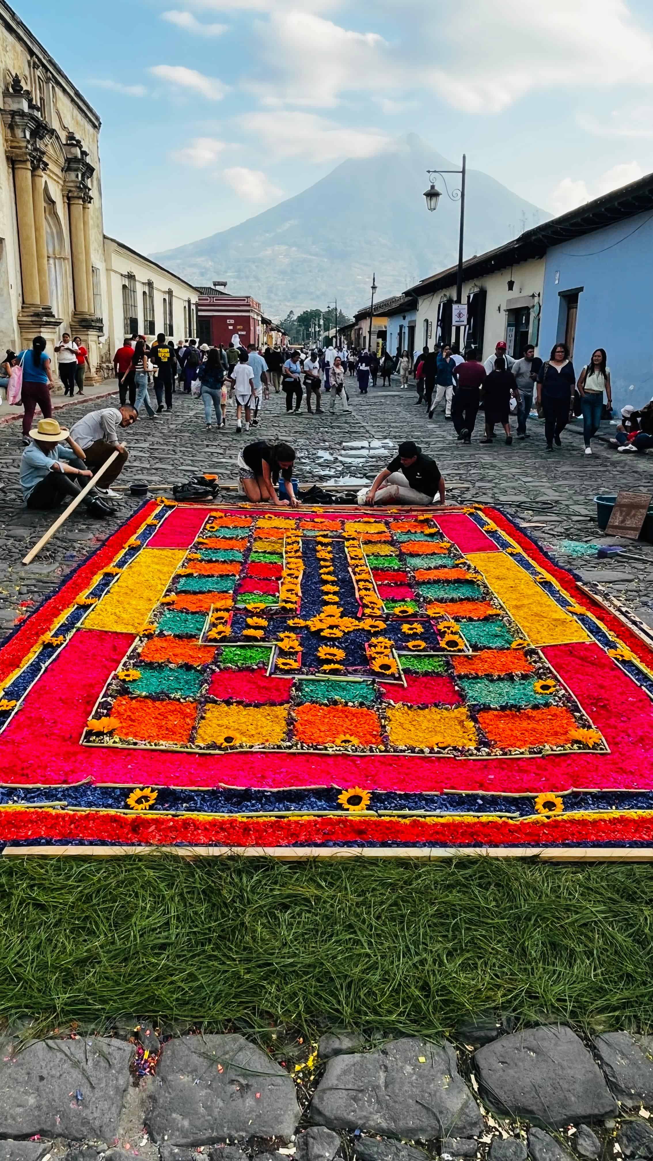 Una alfombra hecha con flores y aserrín en una calle de Antigua.