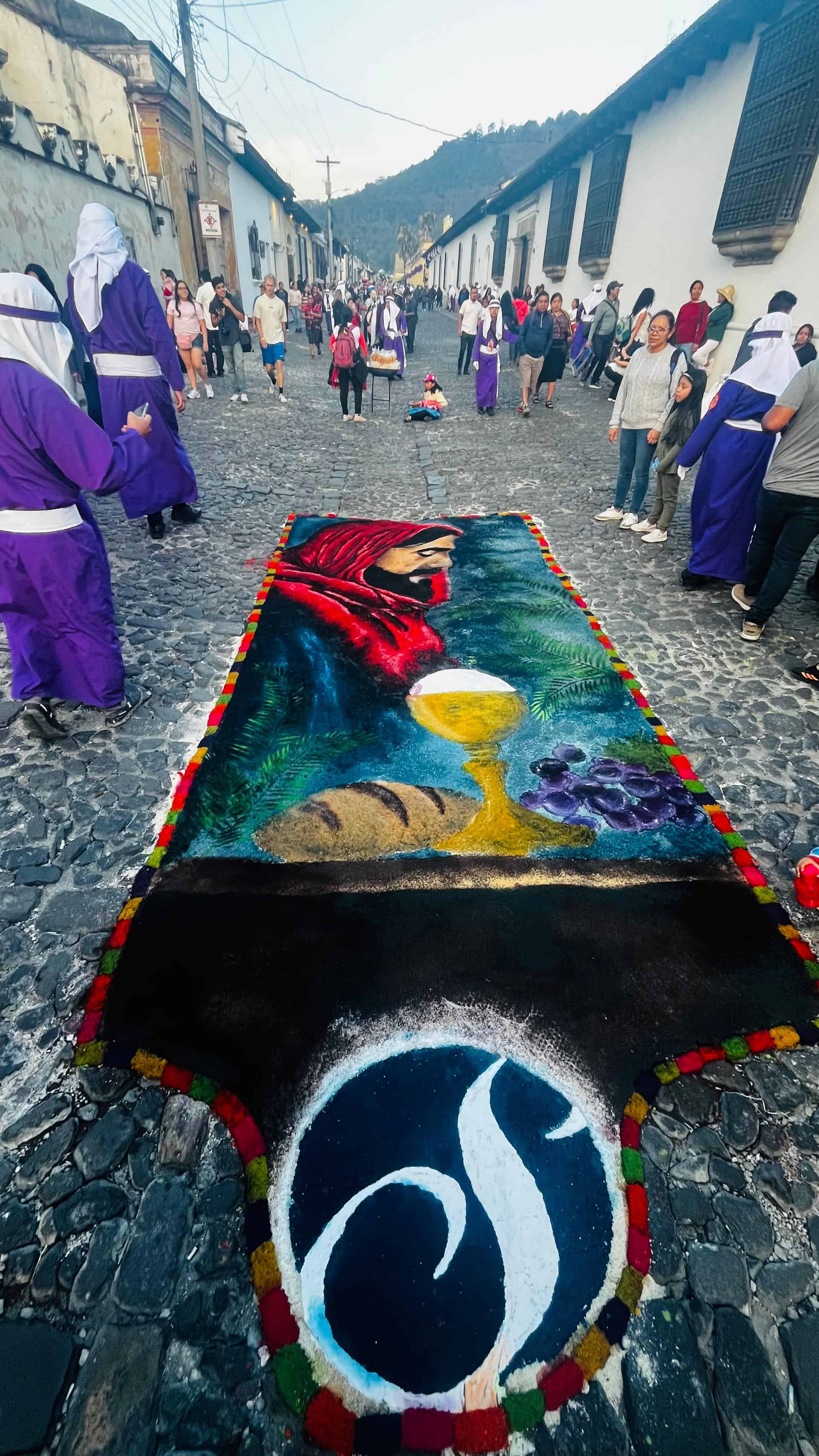 Una alfombra hecha con flores y aserrín en una calle de Antigua.