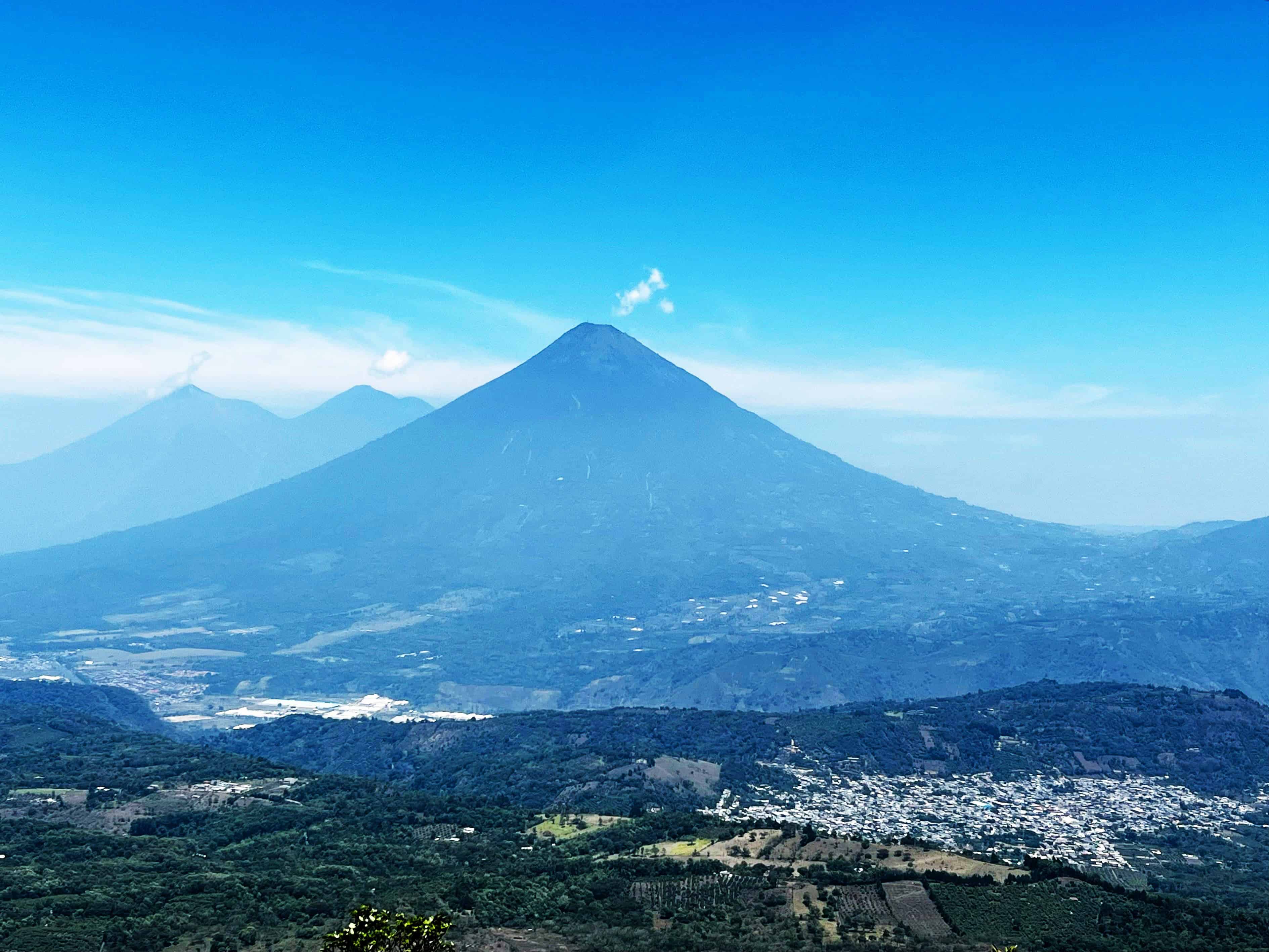 De izq. a der.: volcanes de Fuego, Acatenango y de Agua, en Guatemala.