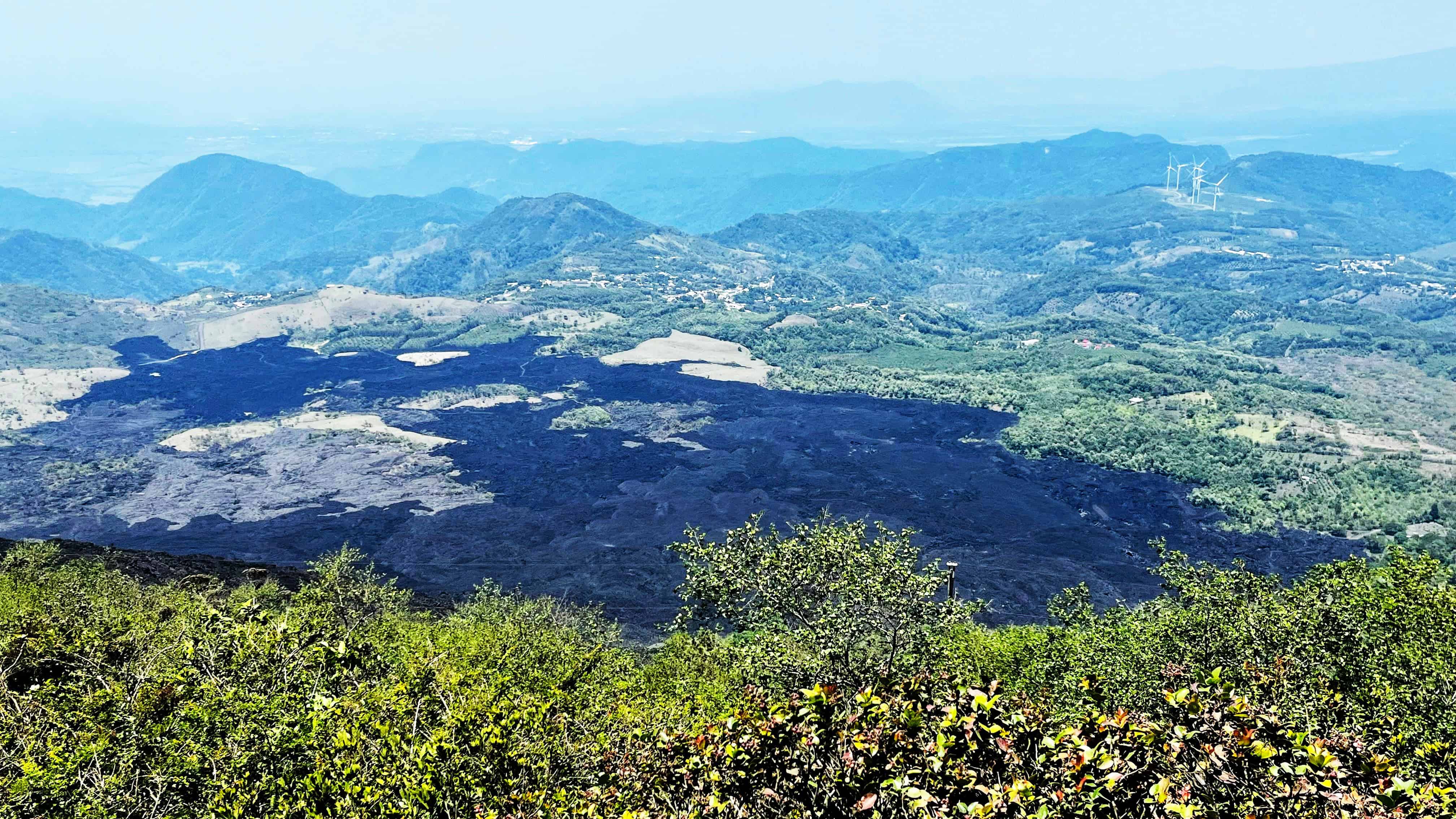 Laca petrificada en el valle, proveniente de una erupción del Volcán de Pacaya.