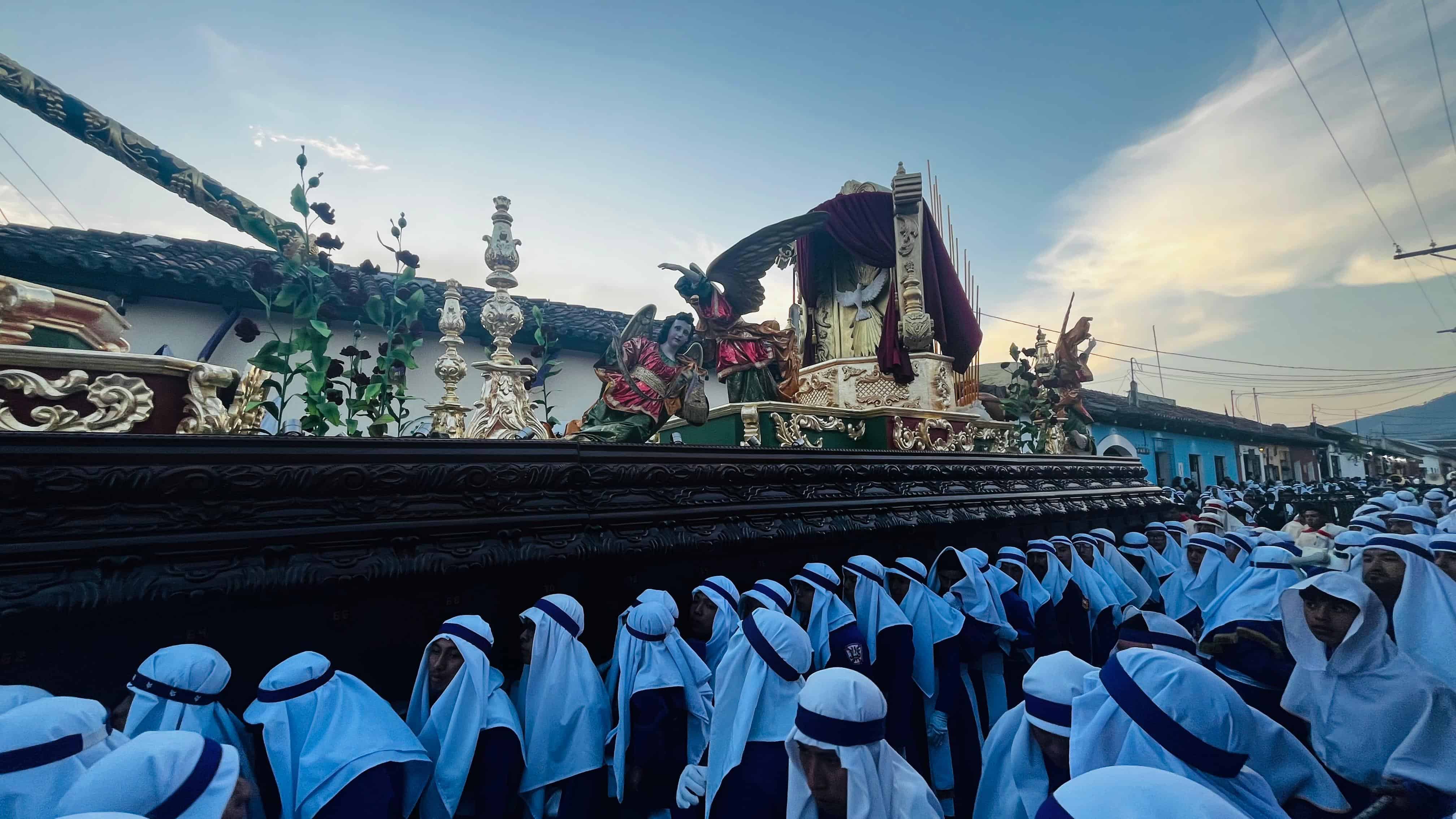 Cucuruchos marchan cargando la imagen de Jesús Nazareno de la Merced y otras imágenes.
