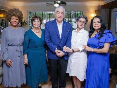 Publican libro de Carmen Imbert Brugal en tertulia del Café Literario