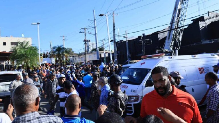 Rescatistas usan cámaras térmicas y tratan de escuchar las voces de víctimas en rescate