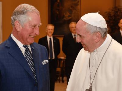 Rey Carlos III rinde homenaje al papa Francisco