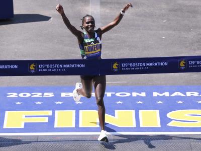 Sharon Lokedi bate récord del Maratón de Boston