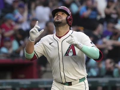 Suárez hace historia, pero Bravos ganan ante 8-7 Diamondbacks