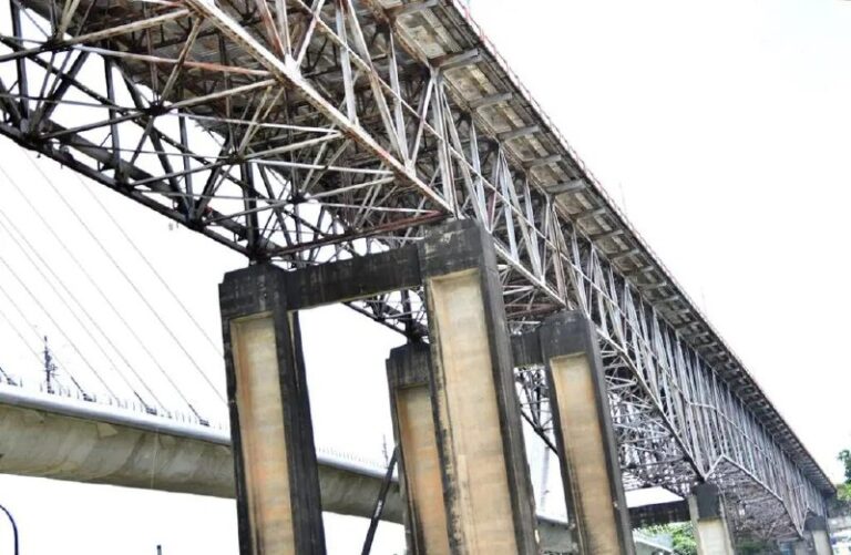 Temen colapso del puente de la 17 ante su avanzado deterioro; residentes piden intervención urgente