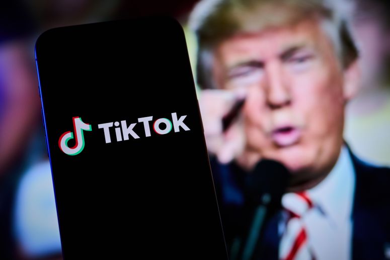 El logo de TikTok y el logo de Trump al fondo.