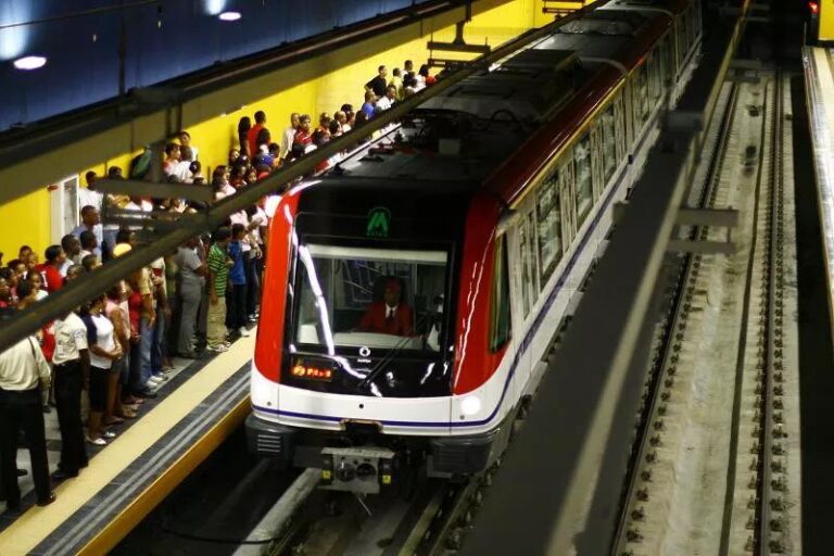 Usuario del Metro resulta lesionado tras quedar atrapado entre el andén y un tren