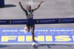 Sharon Lokedi bate récord del Maratón de Boston y John Korir gana como su hermano