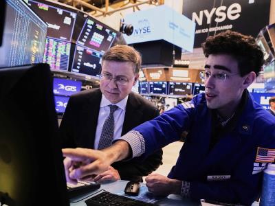 Wall Street, en verde, pendiente de avances comerciales