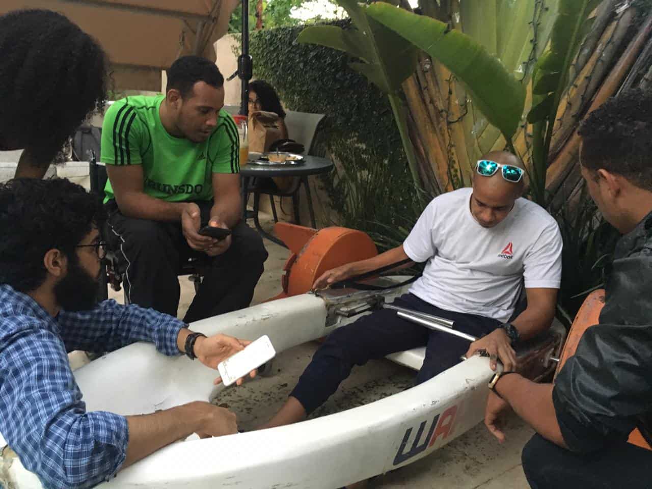 Patricio López, nadador paralímpico dominicano, en las pruebas con el prototipo de Wara.