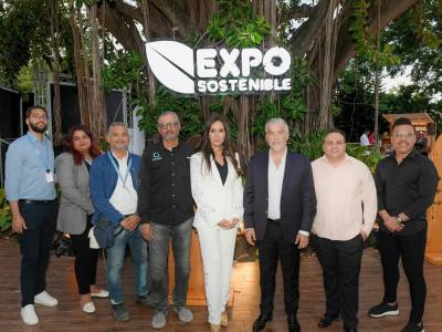 Yermys Peña entrega a Carlos Bonilla Guía de Construcción Sostenible