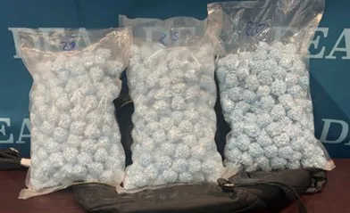 Dominicano en Massachusetts arrestado por presuntamente traficar pastillas de fentanilo; niño de 2 años sufrió una sobredosis en su hogar
