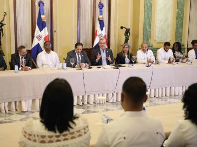 Abinader reconoce a médicos forenses por labor en tragedia del Jet Set