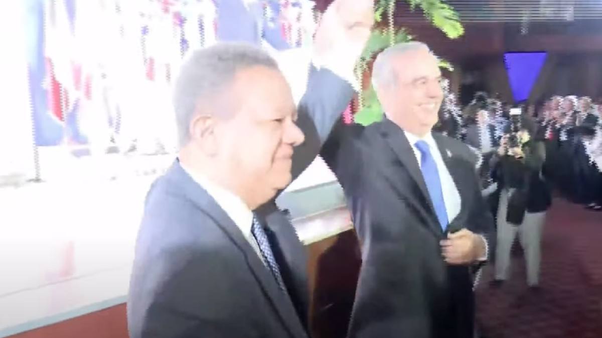 Abinader y Leonel se saludan, abrazan y levantan sus manos efusivamente