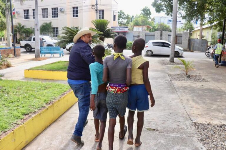 Alcalde de Dajabón invita a quienes criticaron operativos migratorios a adoptar niños haitianos