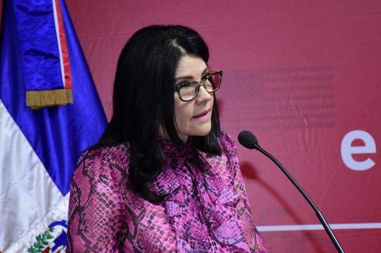 Alicia Ortega: “Hay que tener mucho cuidado con una ley que regule a los medios de comunicación”