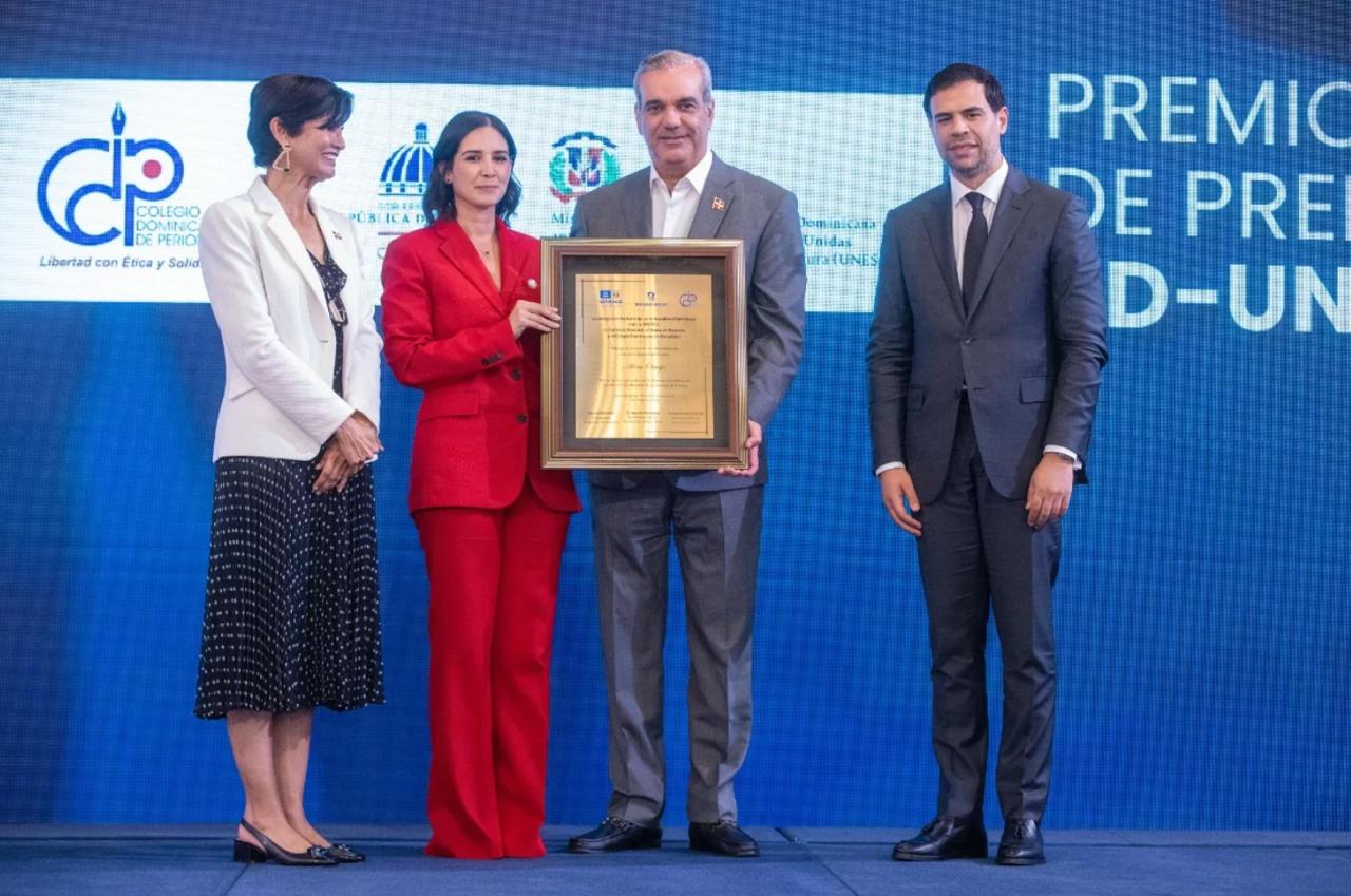 Alicia Ortega recibe el Premio Periodista RD-UNESCO 2025 por su compromiso con la libertad de prensa