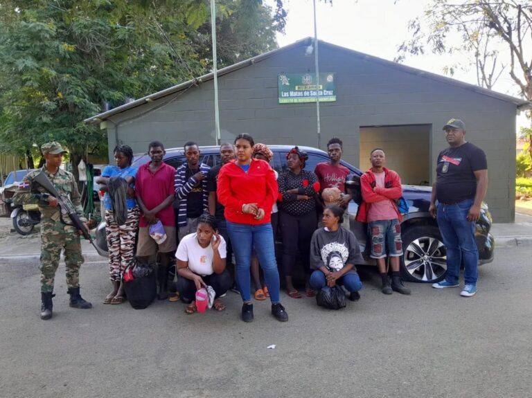 Arrestan dos que llevaban 18 inmigrantes indocumentados en jeepetas en Dajabón y Valverde