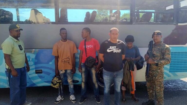 Arrestan por segunda vez hombre con indocumentados en autobús en Azua