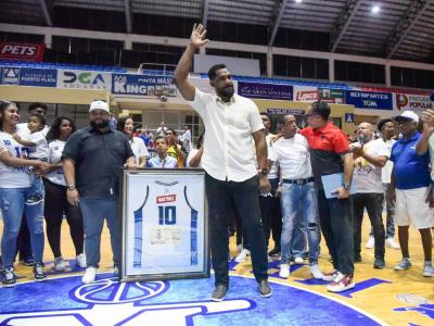 Baloncesto: Marineros retiran número de Marlon Martínez