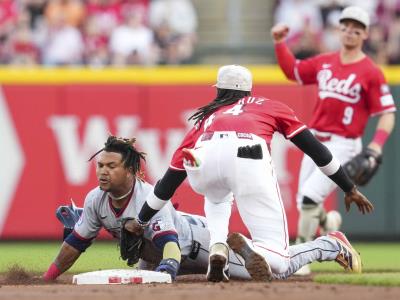 Benson y Hinds pegan jonrones; Rojos ganan su 3er juego seguido