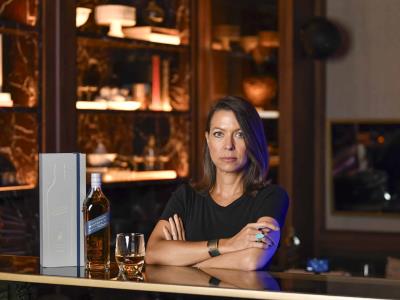 Botella de Johnnie Walker Master`s Cut unida a obra de Tania Marmolejo