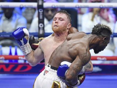 Canelo Álvarez gana y vuelve a ser campeón de peso supermediano