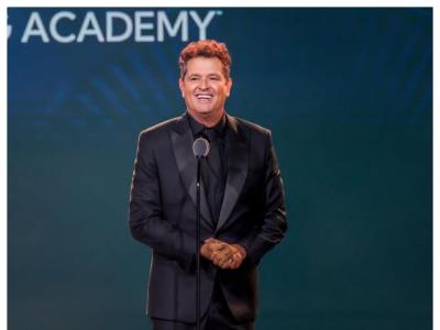 Carlos Vives canta en honor a víctimas del Jet Set