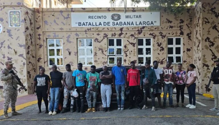 Cesfront retiene yipeta con 16 haitianos indocumentados en Dajabón