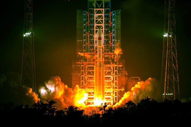 China da los primeros pasos para pelear por el mercado de internet satelital de Starlink