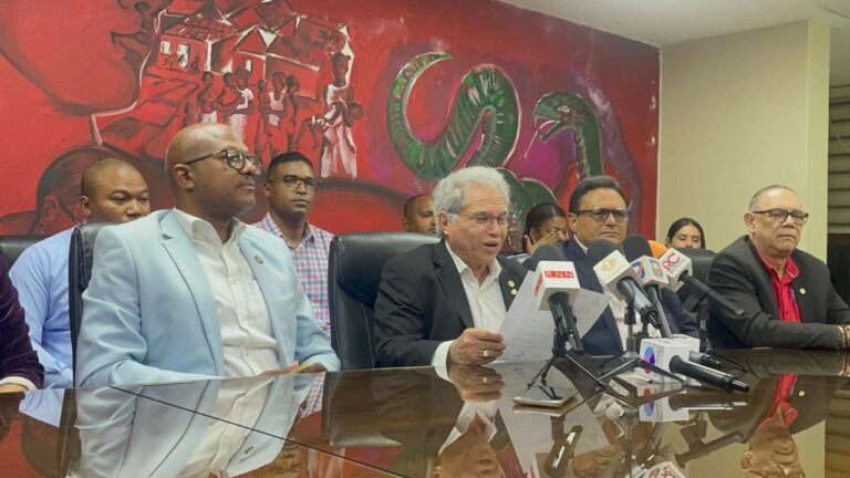 Colegio Médico rechaza posición de Salud Pública sobre cancelaciones y ratifica huelga