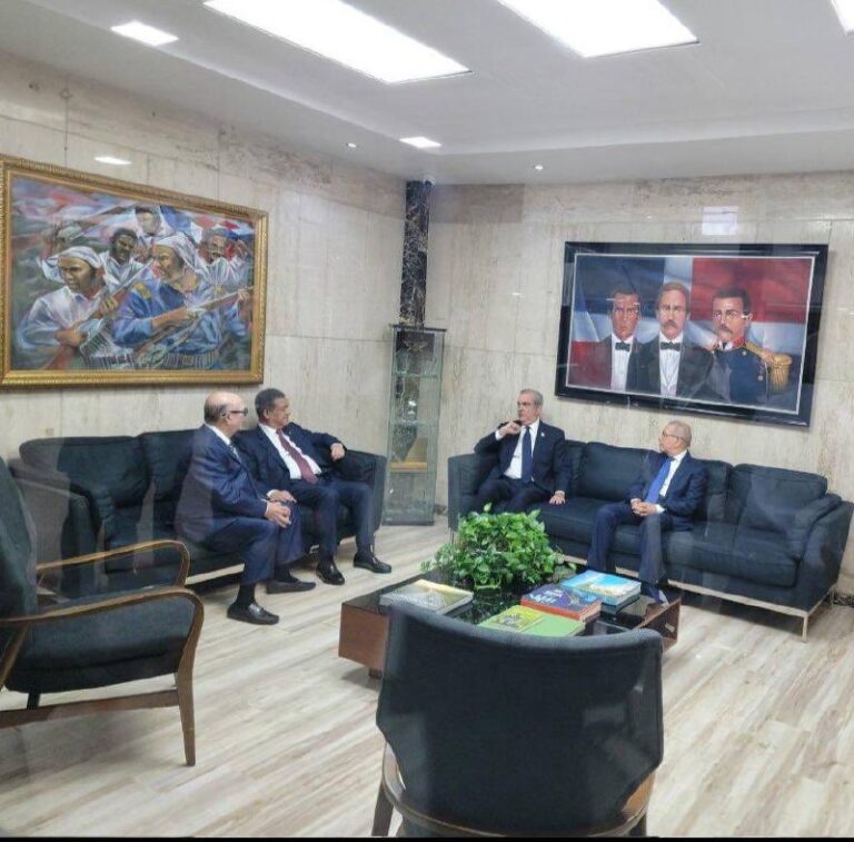 Comienza la reunión de Abinader con expresidentes sobre la situación de Haití