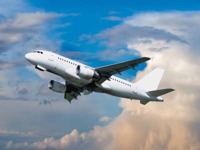Demanda global de transporte aéreo de pasajeros aumentó 8 % en abril