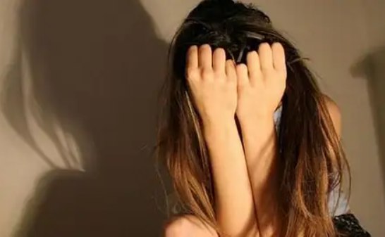 Dictan prisión preventiva a pareja acusada de tortura y abuso sexual contra niña de 11 años en Santiago