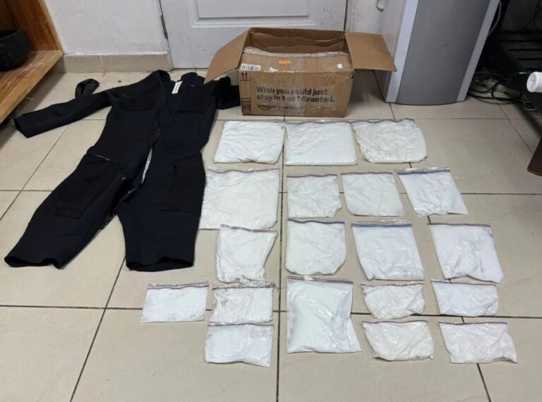 DNCD frustra envío de 19 láminas de cocaína adheridas en traje de buzo