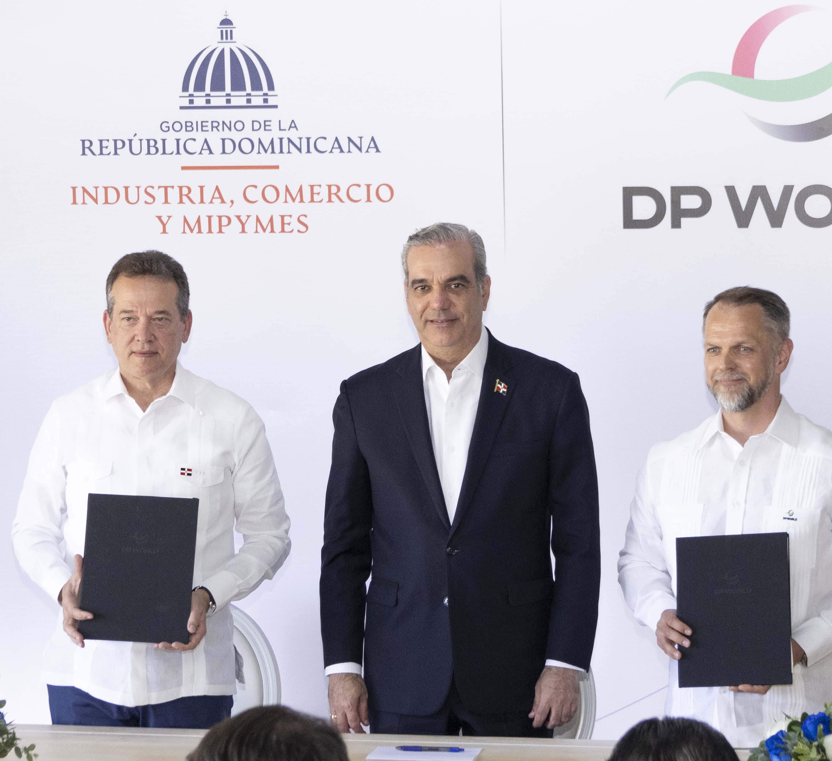 De izquierda a derecha: el ministro de Industria, Comercio y Mipymes, Víctor Ito Bisonó; el presidente Luis Abinader; y el vicepresidente ejecutivo de las Américas de DP World, Morten Johansen.