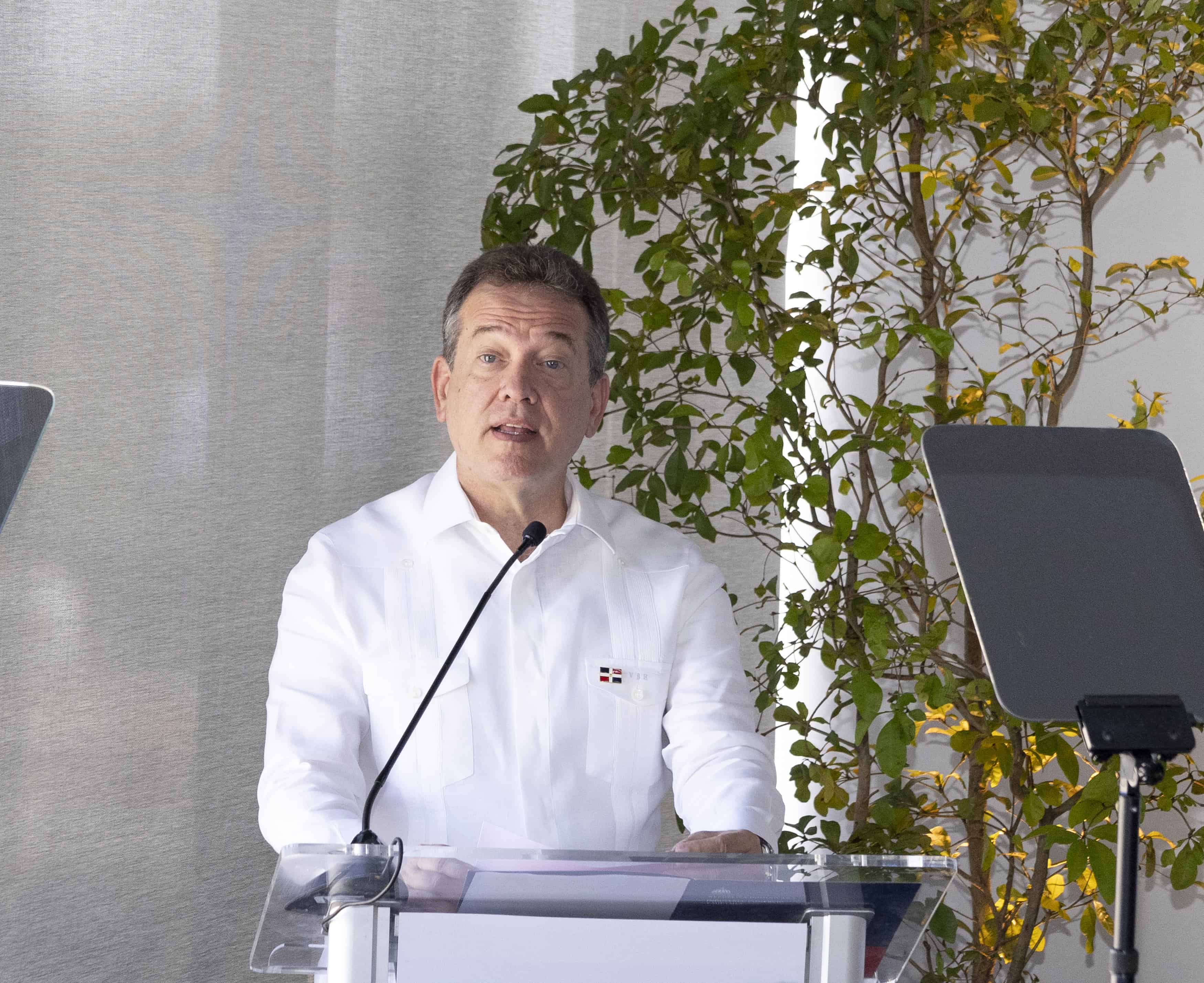 Víctor Ito Bisonó, ministro de Industria, Comercio y Mipymes, durante la firma del memorando de entendimiento entre el Gobierno dominicano y DP World Dominicana este viernes 8 de mayo de 2025.