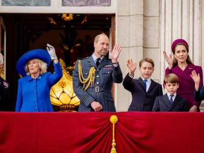 Familia real británica presencia el desfile aéreo desde Buckingham
