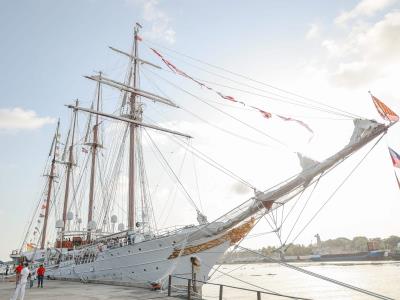 Familias visitan el buque escuela Juan Sebastián de Elcano