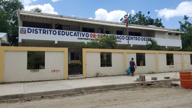 Fiscalía investiga a adolescente por portar arma en escuela de Santiago