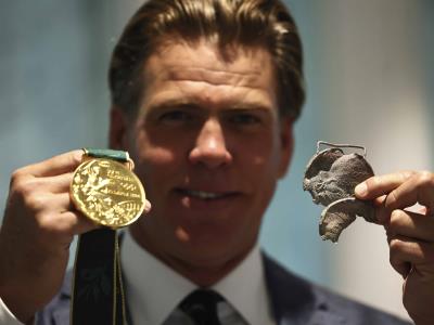 Gary Hall Jr recibe 10 medallas para reemplazar las destruidas
