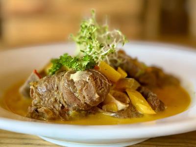 Gastronomía y entretenimiento se unen en La Chivería en Yaguate