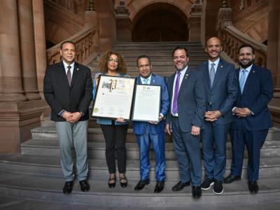 Héctor Acosta homenajeado en el Senado de Nueva York