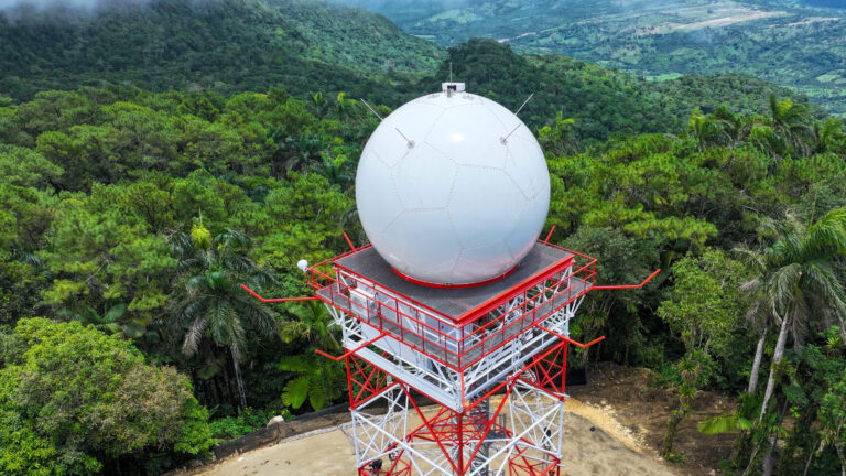 IDAC pone en funcionamiento nuevo radar meteorológico en Loma Isabel de Torres.