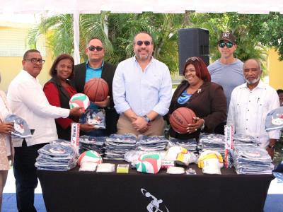 Inefi y los Dodgers remodelan canchas en Guerra