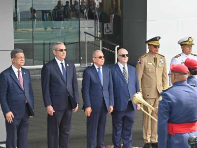 Inicia reunión de Abinader con expresidentes sobre crisis migratoria