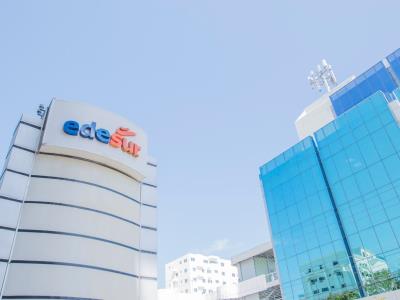 Jimaní y Duvergé sin luz por árbol derribado sobre líneas eléctricas