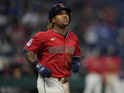 José Ramírez se estafa tres bases y Guardians vencen a Cerveceros